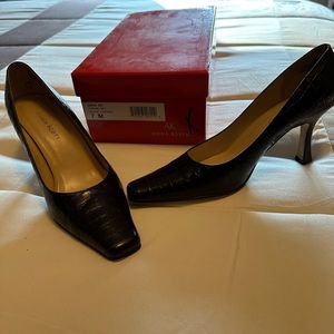 Like new Karen Scott brown heels
